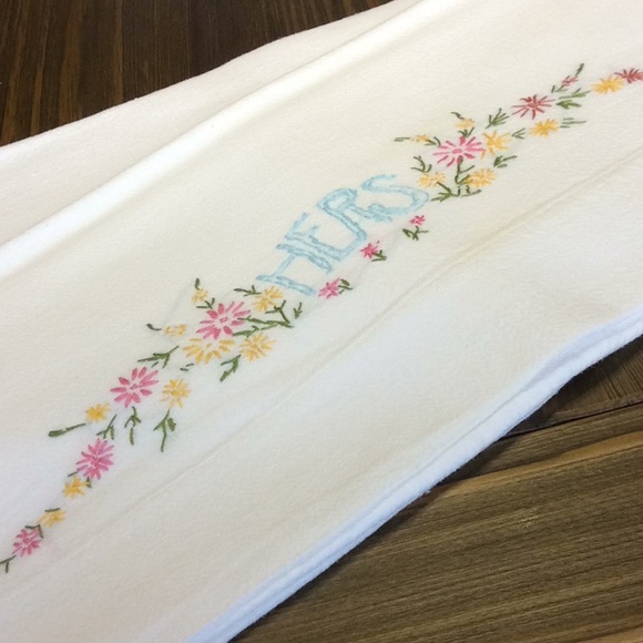 FINAL SALE PRICE Vintage White Floral His/Hers Pillow Case Set - Picture 2 of 5